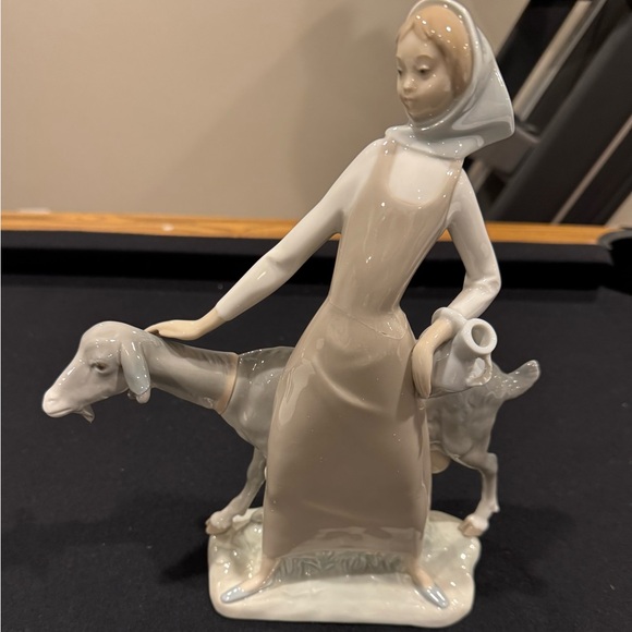 Lladro 11 in rare girl with pitcher and goat - Picture 1 of 1